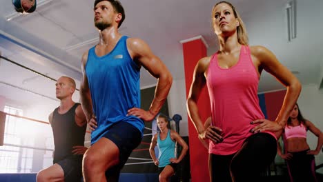 boxeadores calentándose en el estudio de fitness