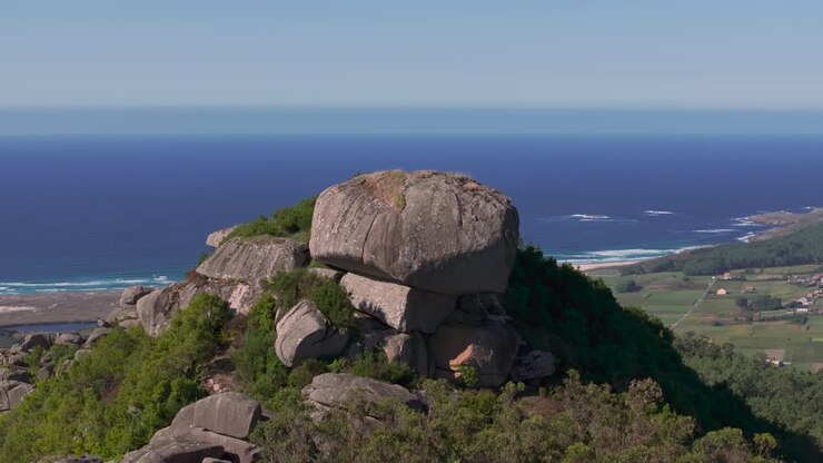 Forme rocciose uniche dei Penedos de Pasarela e Traba vicino ai villaggi di Pasarela e A Costa a La Coruña, Spagna. Primo piano aereo