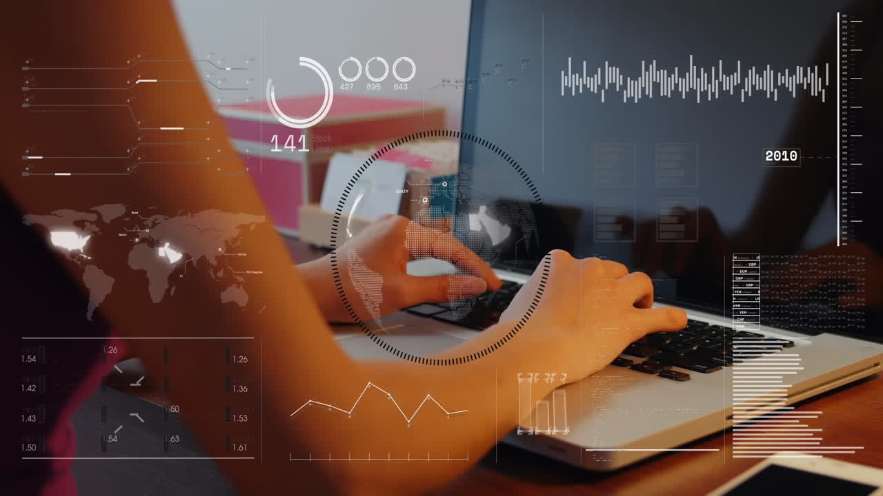 animación del procesamiento de datos sobre una mujer asiática usando una computadora portátil