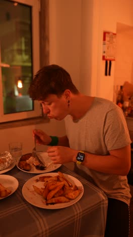 disfrutando de una comida casera