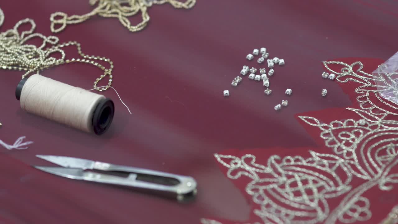 modista que fabrica sari de novia tradicional, diseñador de vestidos indios para la ceremonia de la boda