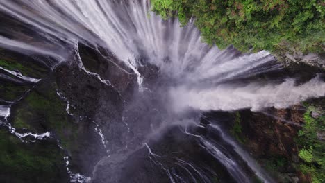 Múltiples-Cascadas-Que-Desembocan-En-Un-Cañón-Empinado-En-Java-Oriental,-Tumpak-Sewu,-De-Arriba-Hacia-Abajo