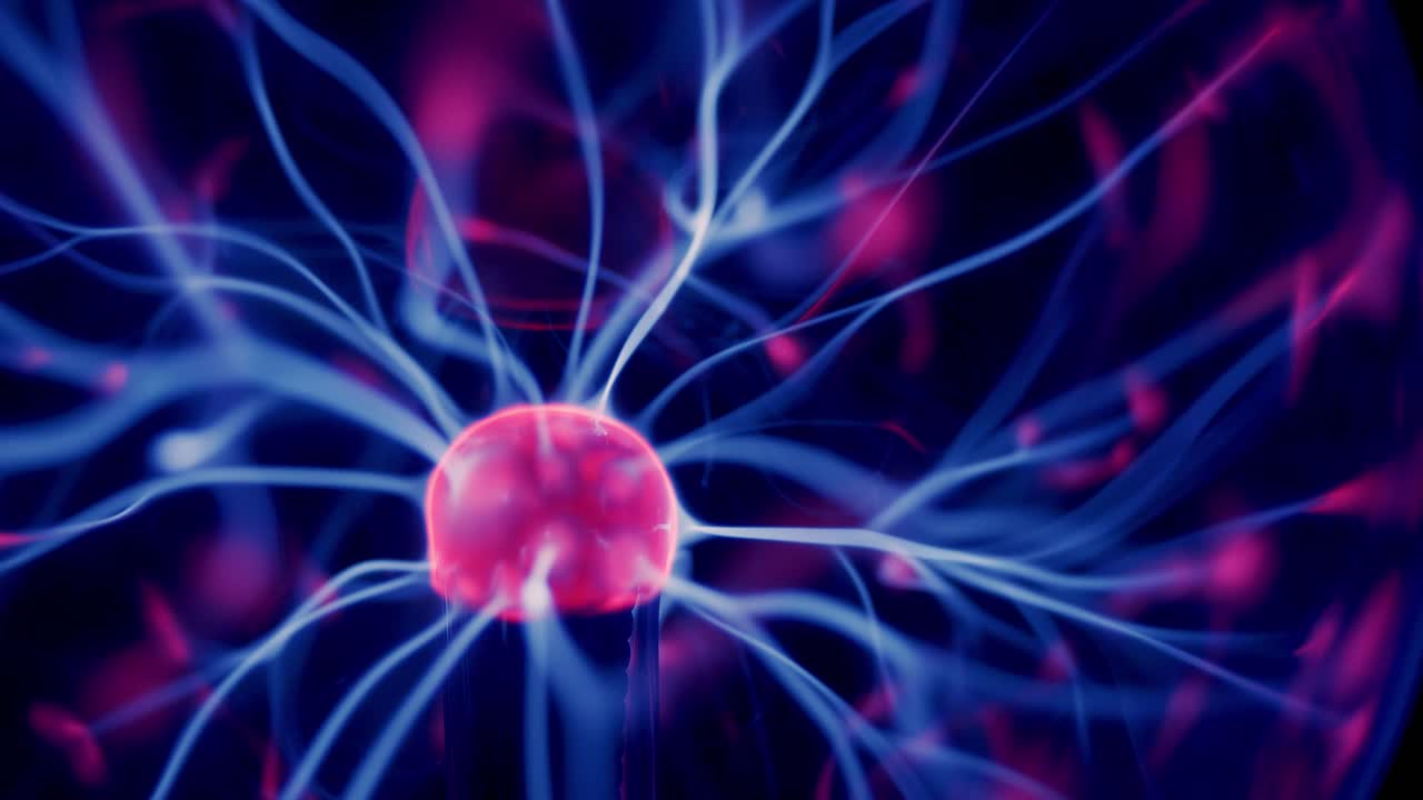 descarga eléctrica de bola de plasma en mezcla de gas nitrógeno helio dentro de esfera de vacío de vidrio primer plano