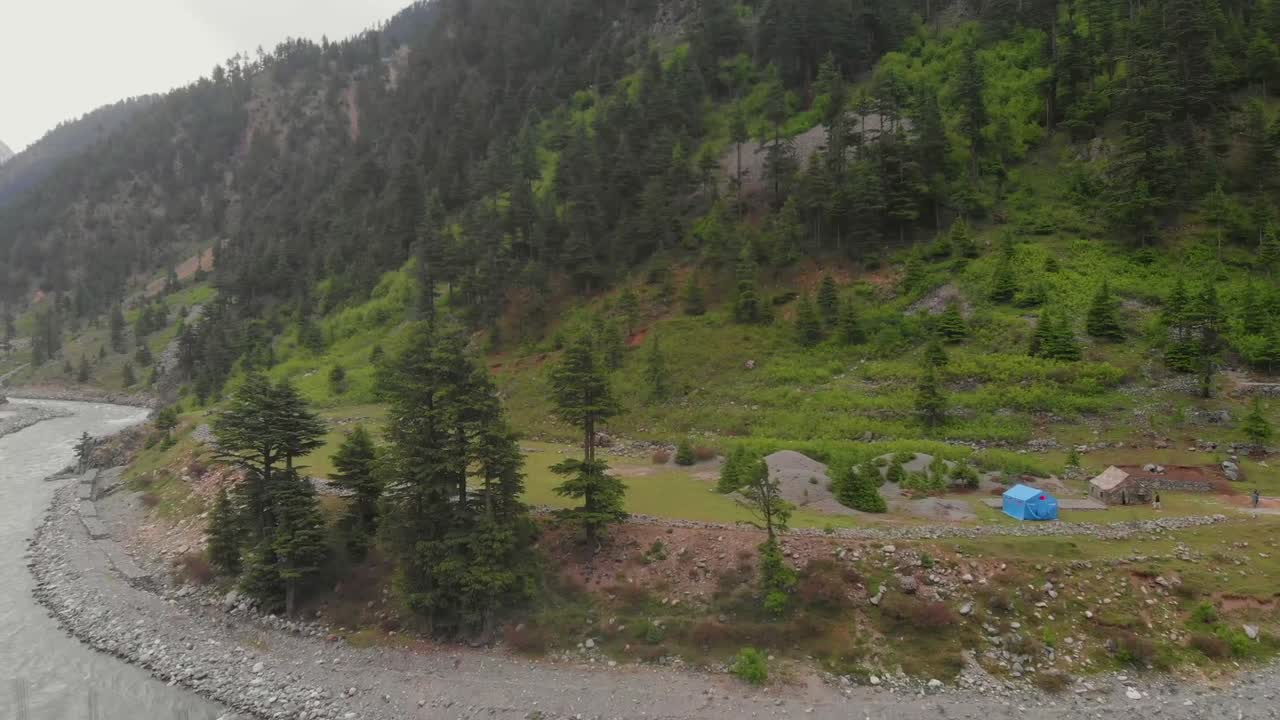 antena sobre el río swat con camping en la orilla del río en el valle de kalam en pakistán