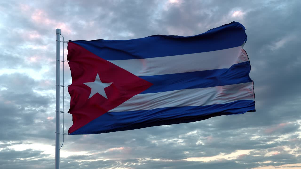 Bandiera realistica di Cuba che sventola al vento contro un cielo profondo e drammatico. 4K UHD 60 FPS Slow-Motion