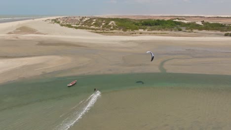 un dron disparó en órbita a un kitesurfista haciendo un bucle de cometa en brasil