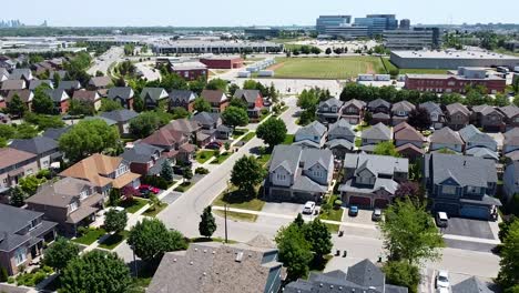 Drone-Sobrevolando-Casas-En-Mississauga-Cerca-De-Una-Escuela