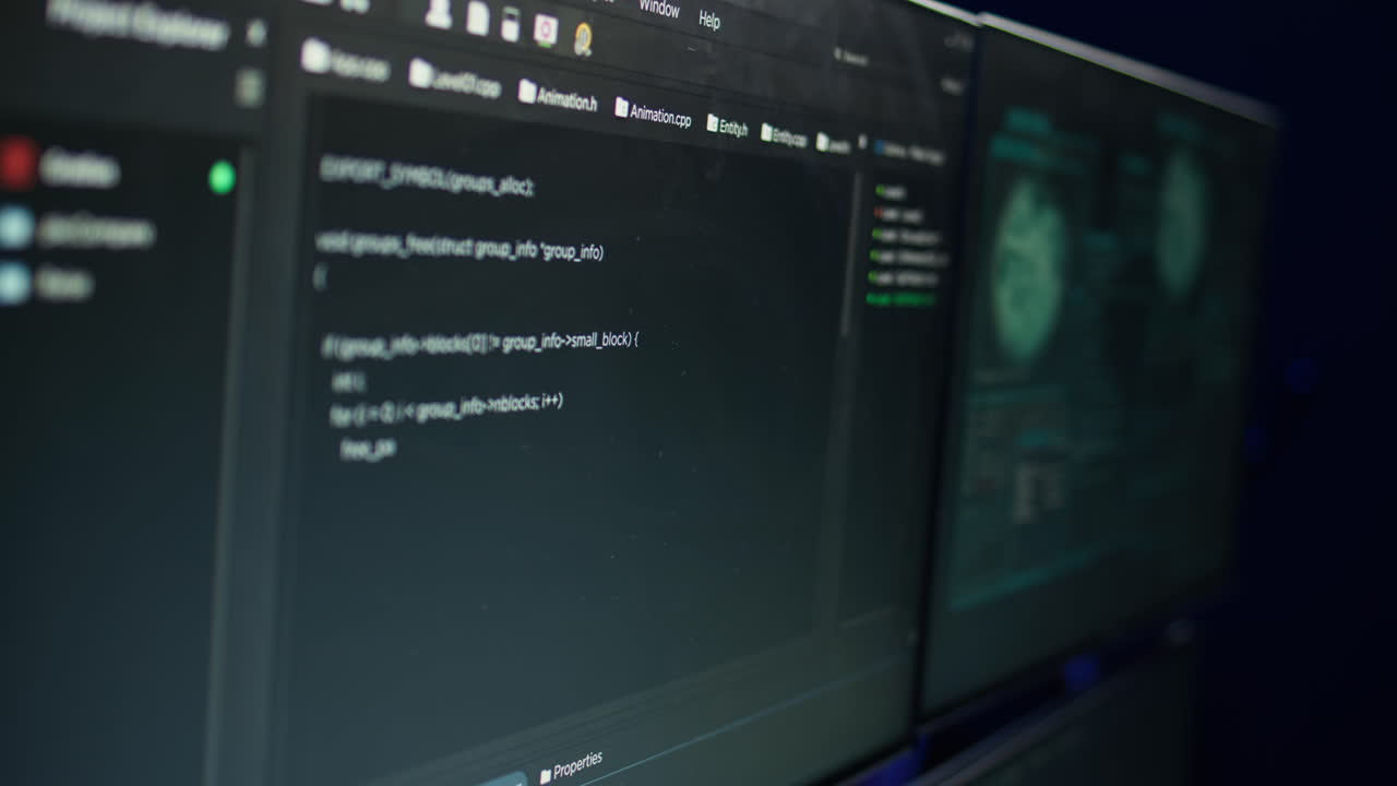 en el despacho vacío de los criminales y la interfaz de software de hacking en las pantallas de la pc