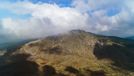 Sich-Bewegende-Wolken,-Die-Schroffe-Berge-Einhüllen