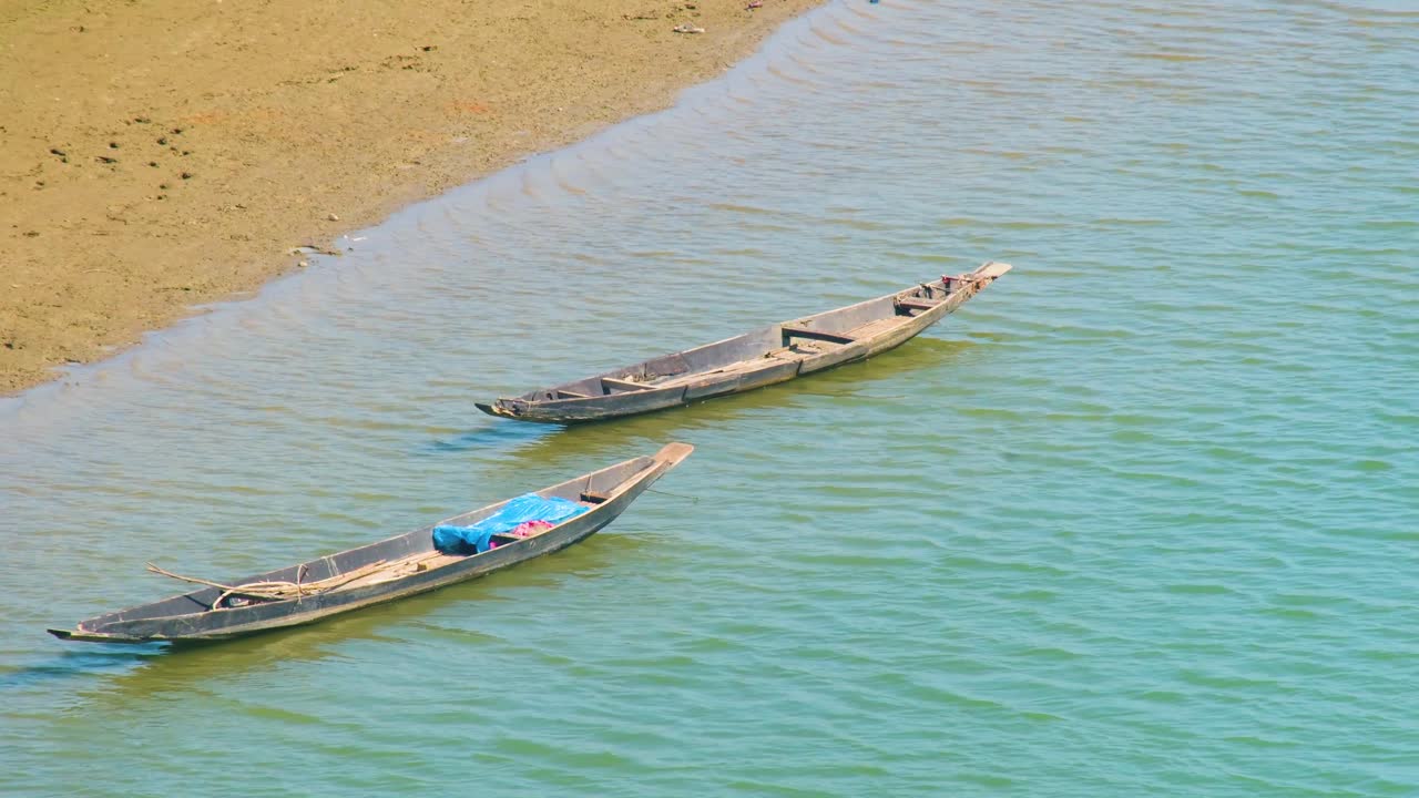 vista tranquila de las canoas en la orilla de un río en la india, bangladesh