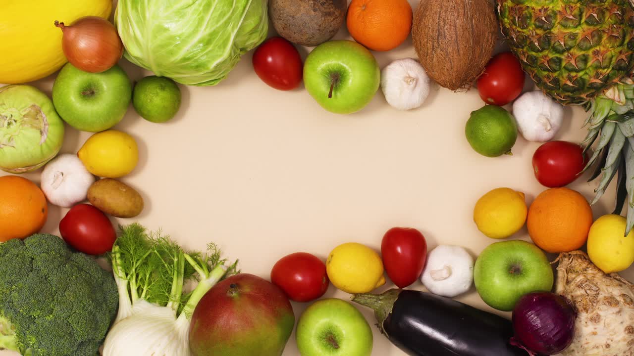 marco saludable hecho de frutas y verduras frescas y maduras en movimiento.