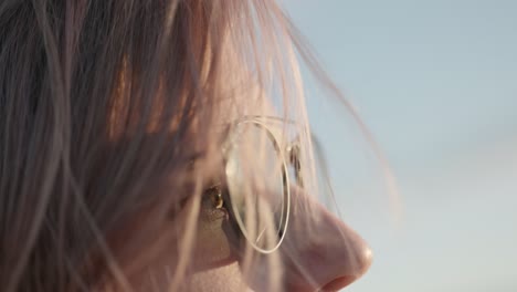 movimiento lento de una mujer con gafas de sol en una noche ventosa