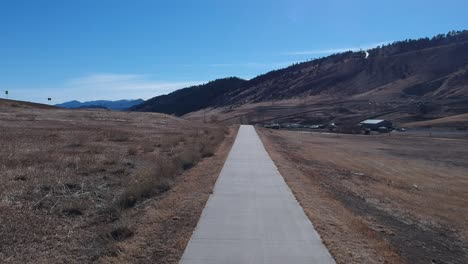 Un-Dron-Corre-Por-Un-Carril-Bici