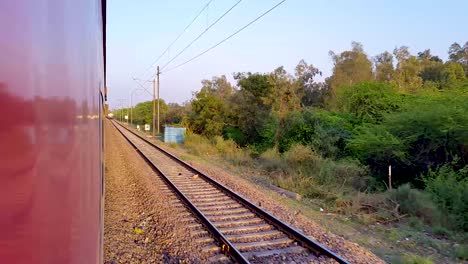 el tren de pasajeros que corre por las vías por la mañana se toma en la estación de tren de nueva delhi el 04 de agosto de 2022