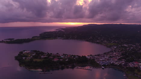 Vista-Aérea-Del-Amanecer-Sobre-El-Puerto-Este-En-Port-Antonio-En-Jamaica-Con-Cielos-Rosados-Y-Morados-Reflejándose-En-El-Océano