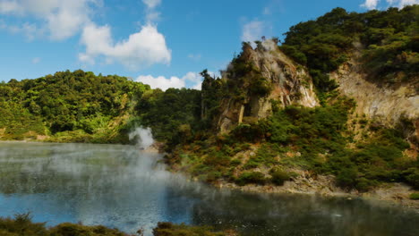 tremendo paisaje del lago de la sartén con vapor en el valle del rift volcánico de waimangu durante el verano