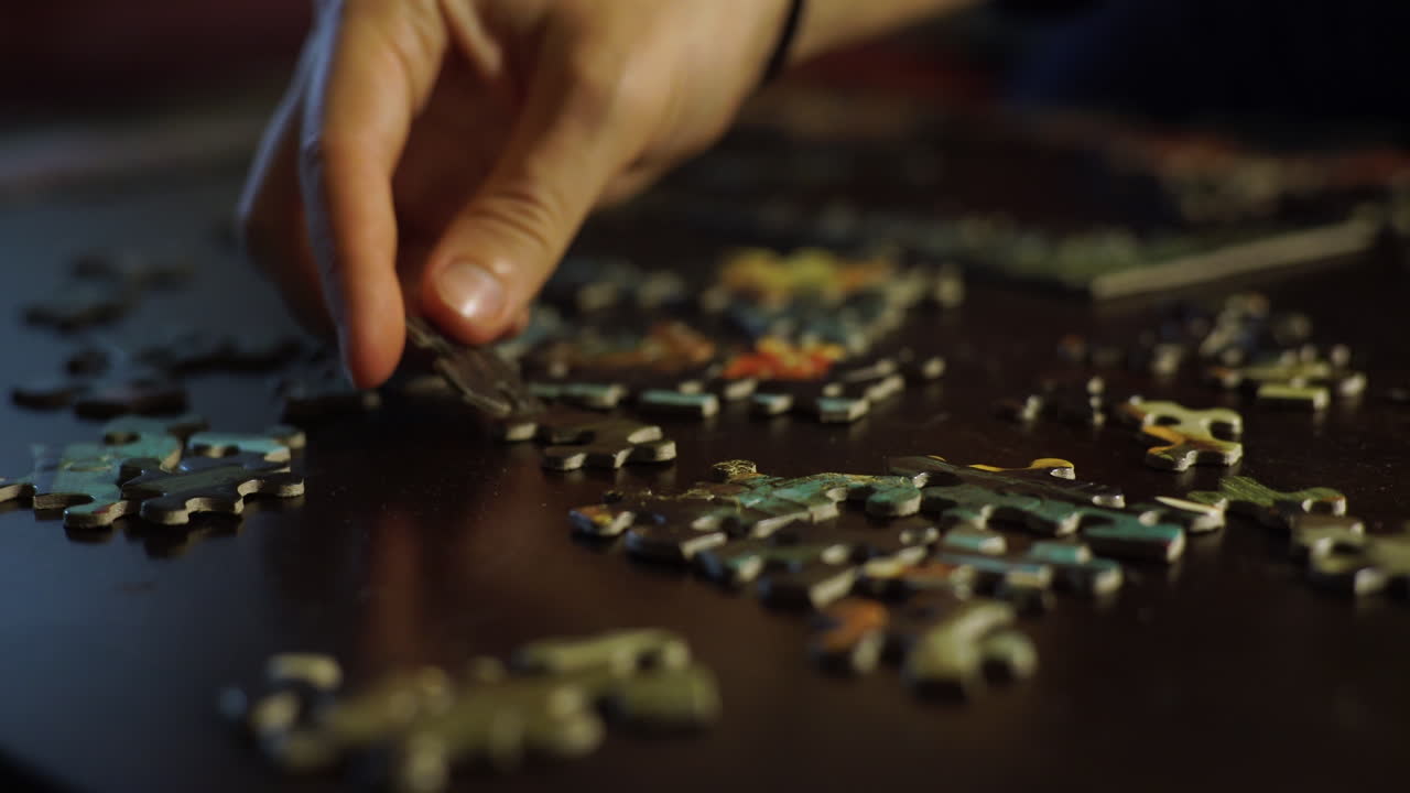 juntando una pieza del rompecabezas