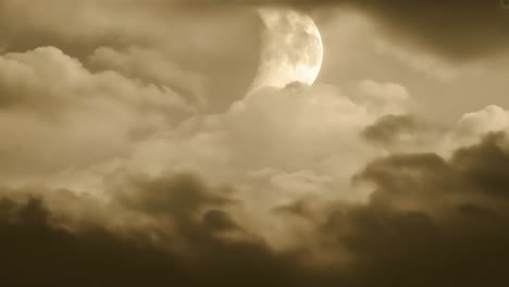 volle maan in een bewolkte nachtelijke hemel