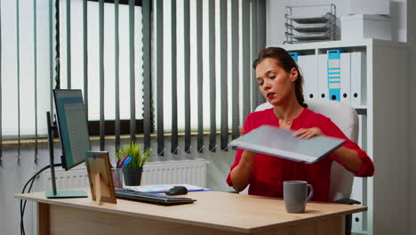 Mujer-De-Negocios,-Trabajando,-En,-Computador-Portatil