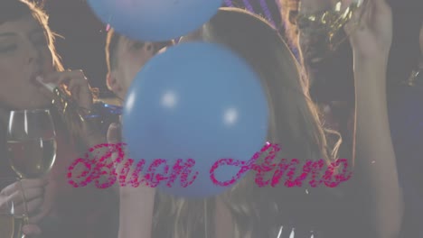 animación de buen anno texto en rosa sobre globos y multitud de personas que celebran la fiesta