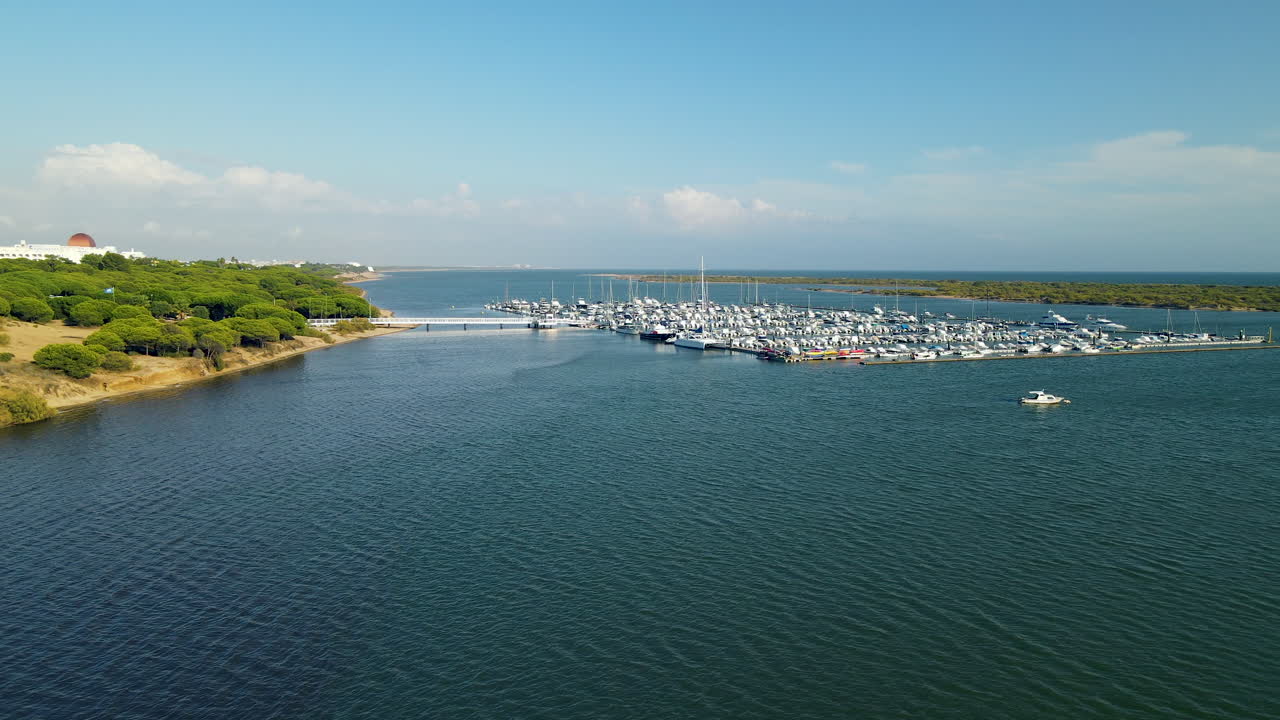 피에드라스 강에 있는 요트 클럽과 다양한 선박, 범선, 배, 푸에르토 마리나 엘 롬피도에 정박한 요트, 가을철 스페인, 공중 느린 궤도 운동