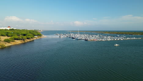club náutico en el río piedras y muelles con muchas embarcaciones diferentes, veleros, barcos, yates amarrados en puerto marina el rompido, españa en temporada de otoño, cámara lenta aérea