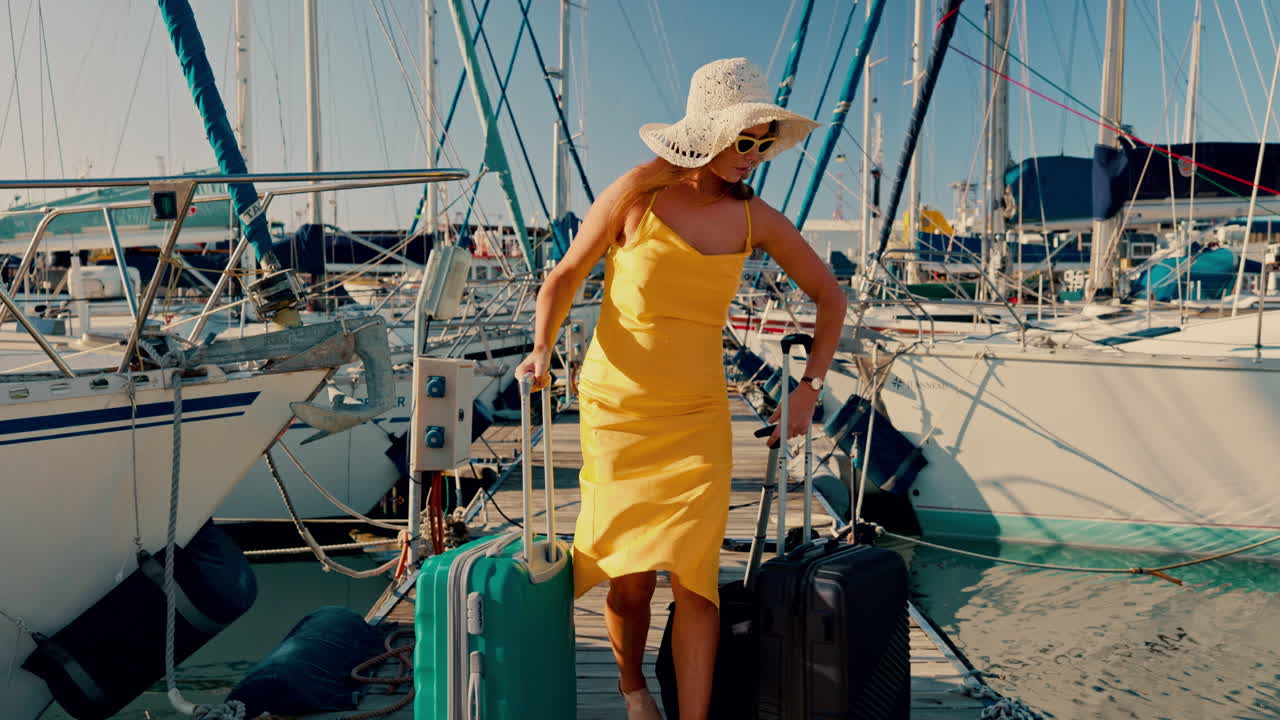 donna, yacht e valigia in porto