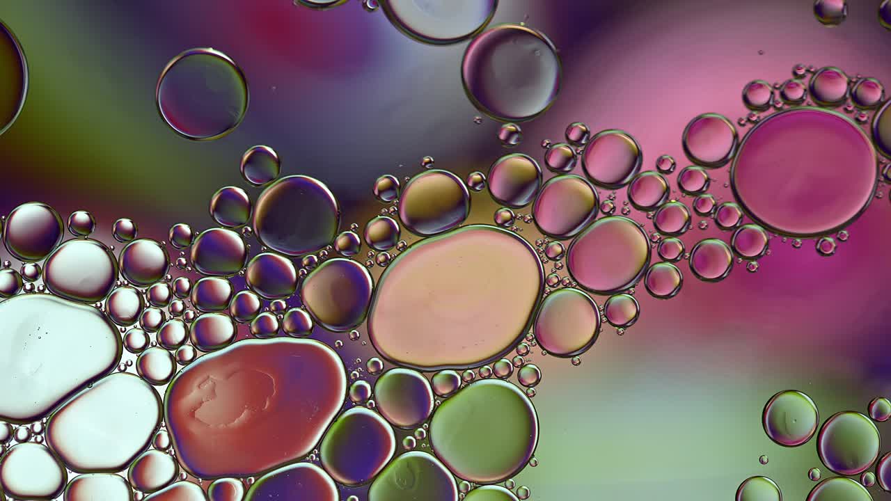 추상적인 다채로운 음식 기름 방울 거품과 구가 흐르고