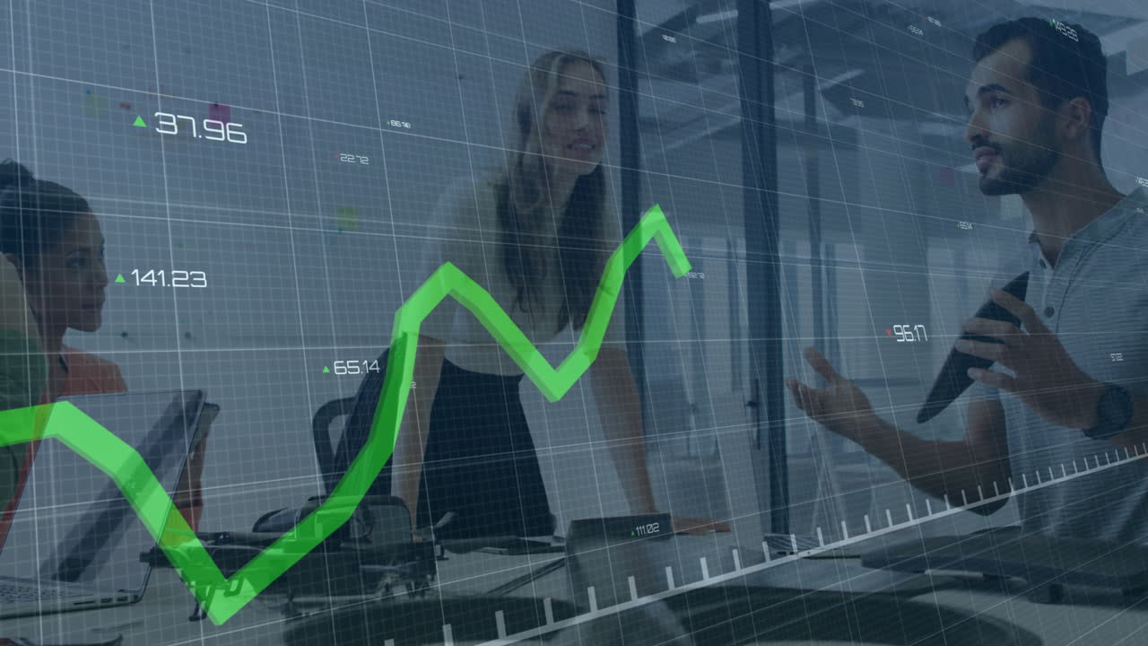 animación de la línea verde y el procesamiento de datos financieros sobre diversas personas de negocios en la oficina