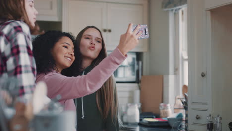 Gemischtrassige-Teenager-Mädchen,-Die-Mit-Dem-Smartphone-Fotografieren,-Posieren-Und-Grimassen-Schneiden-Und-Es-Genießen,-Gemeinsam-Zeit-Zu-Verbringen-Und-Freundschaften-In-Den-Sozialen-Medien-Zu-Teilen