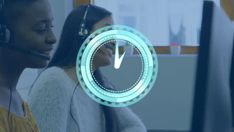 trabajando en el servicio al cliente, representantes con animación de reloj sobre ellos