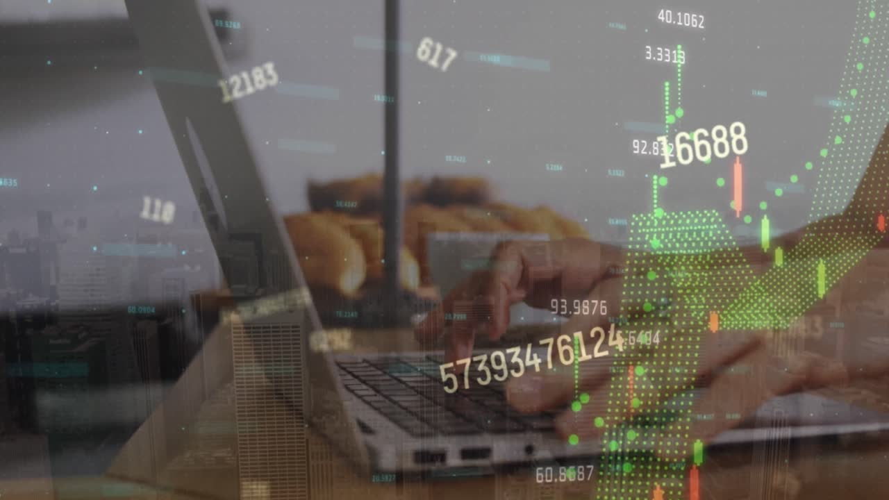una mujer trabajando en una computadora portátil en un mostrador de un restaurante.