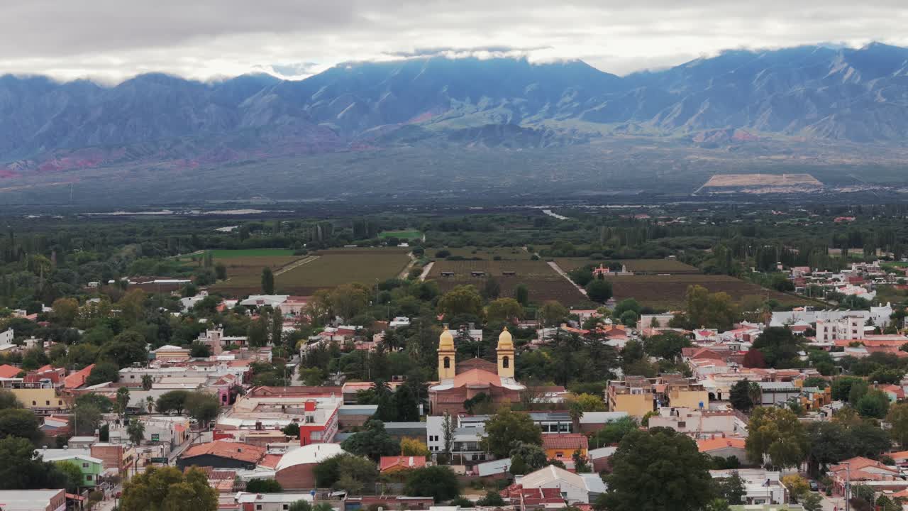 fotografía de avión no tripulado de la ciudad de cafayate en argentina con la cordillera andina en el fondo