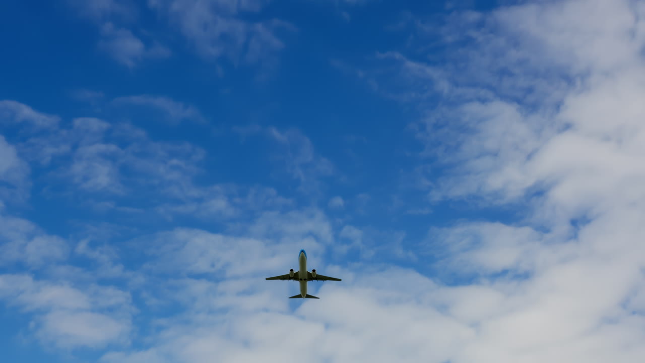avión en el cielo con nubes