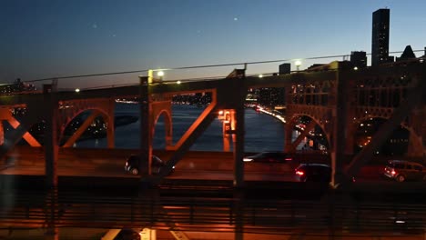 blick auf die new yorker straßenbahn, die neben dem verkehr auf der queensboro bridge schwebt