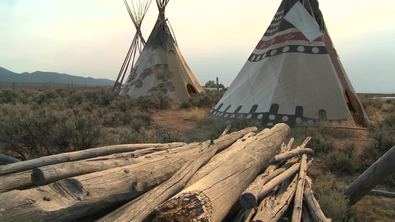tipis indios se encuentran en un campamento de nativos americanos 1