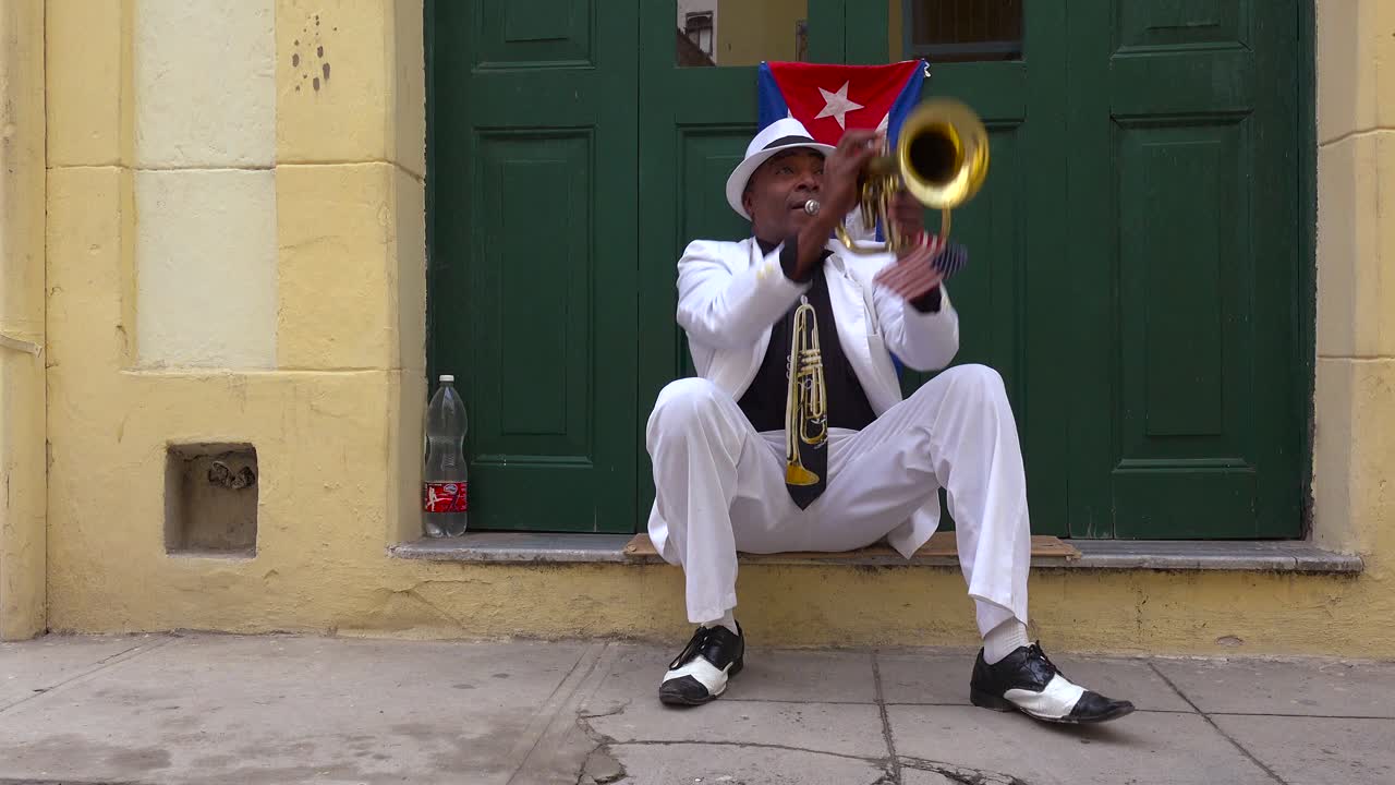 un músico de jazz toca una trompeta en las calles de la habana cuba