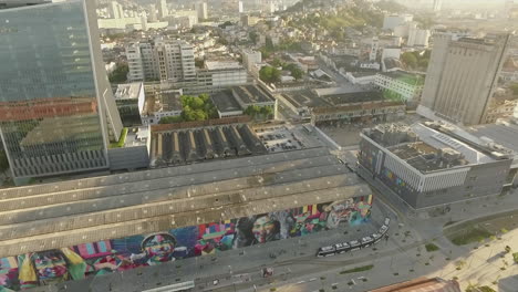 Toma-Aérea-De-Pinturas-Murales-En-Río-De-Janeiro,-Brasil