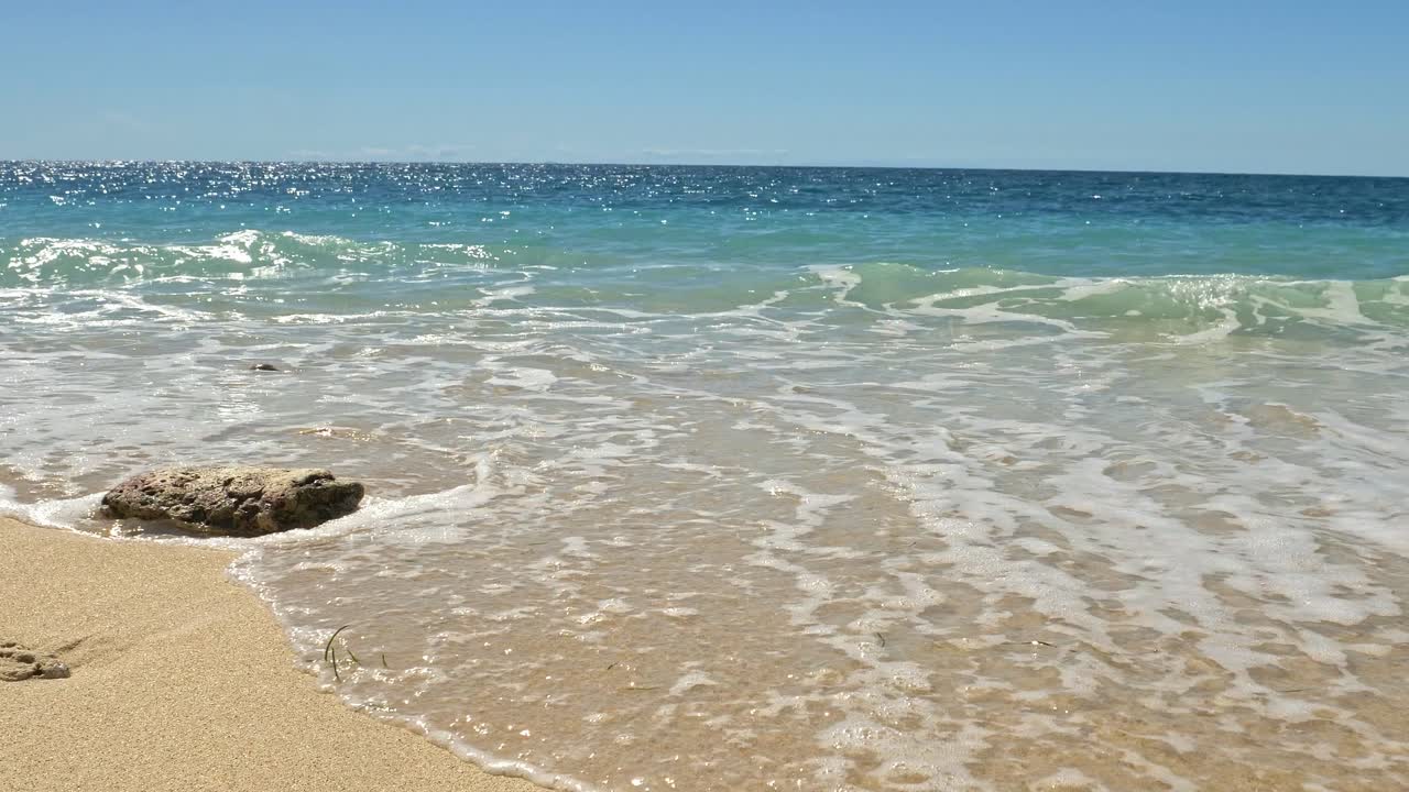 열대 모래 해변의 부드러운 파도, 노시 베, 노시 파니히, 마다가스카르, 아프리카