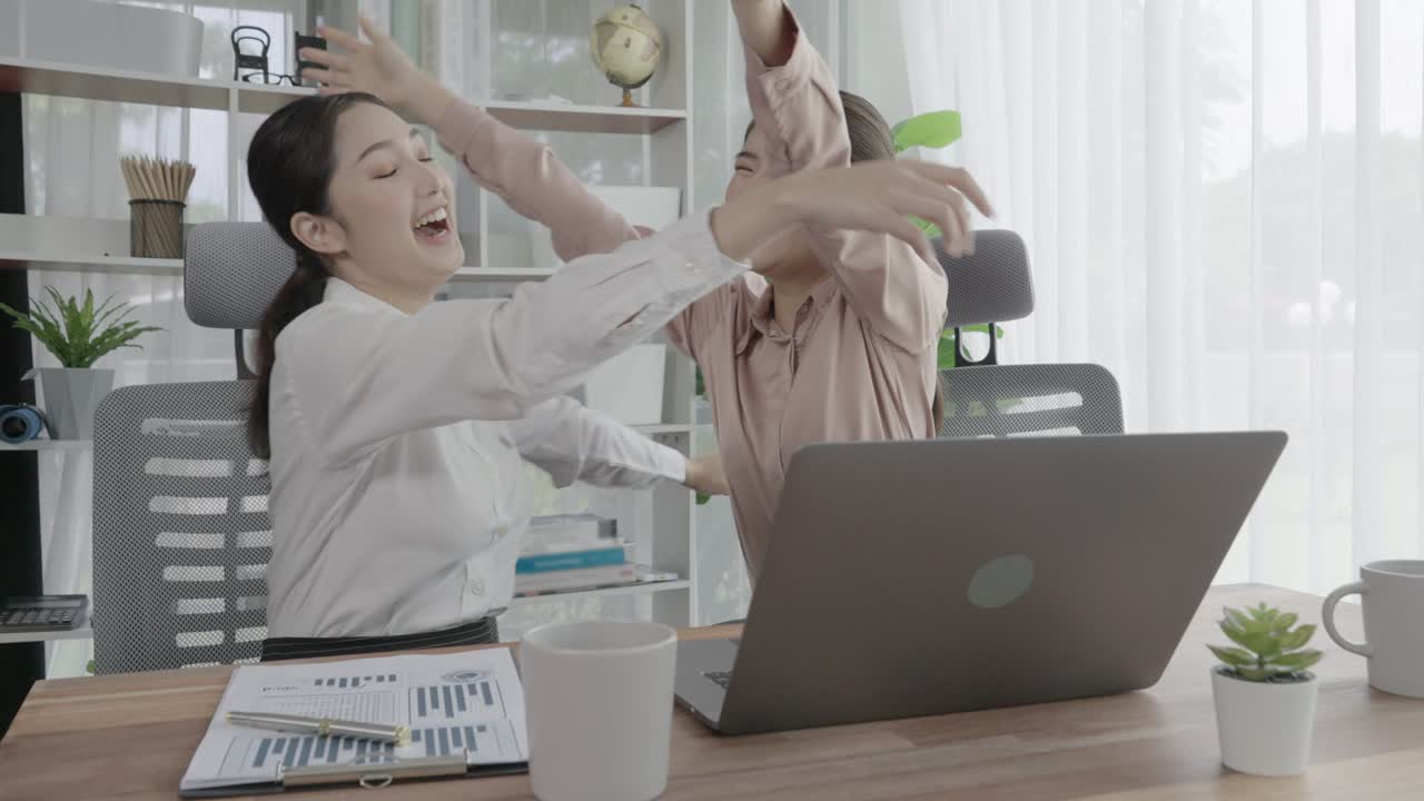 열광적인 사무실 직원들은 사무실 직장에서의 성공을 축하합니다.