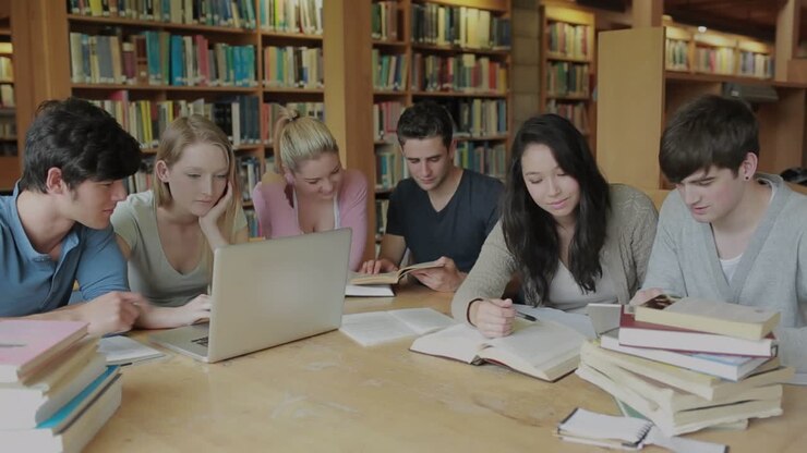 Animazione di testo di combattimento su diverse persone che leggono libri
