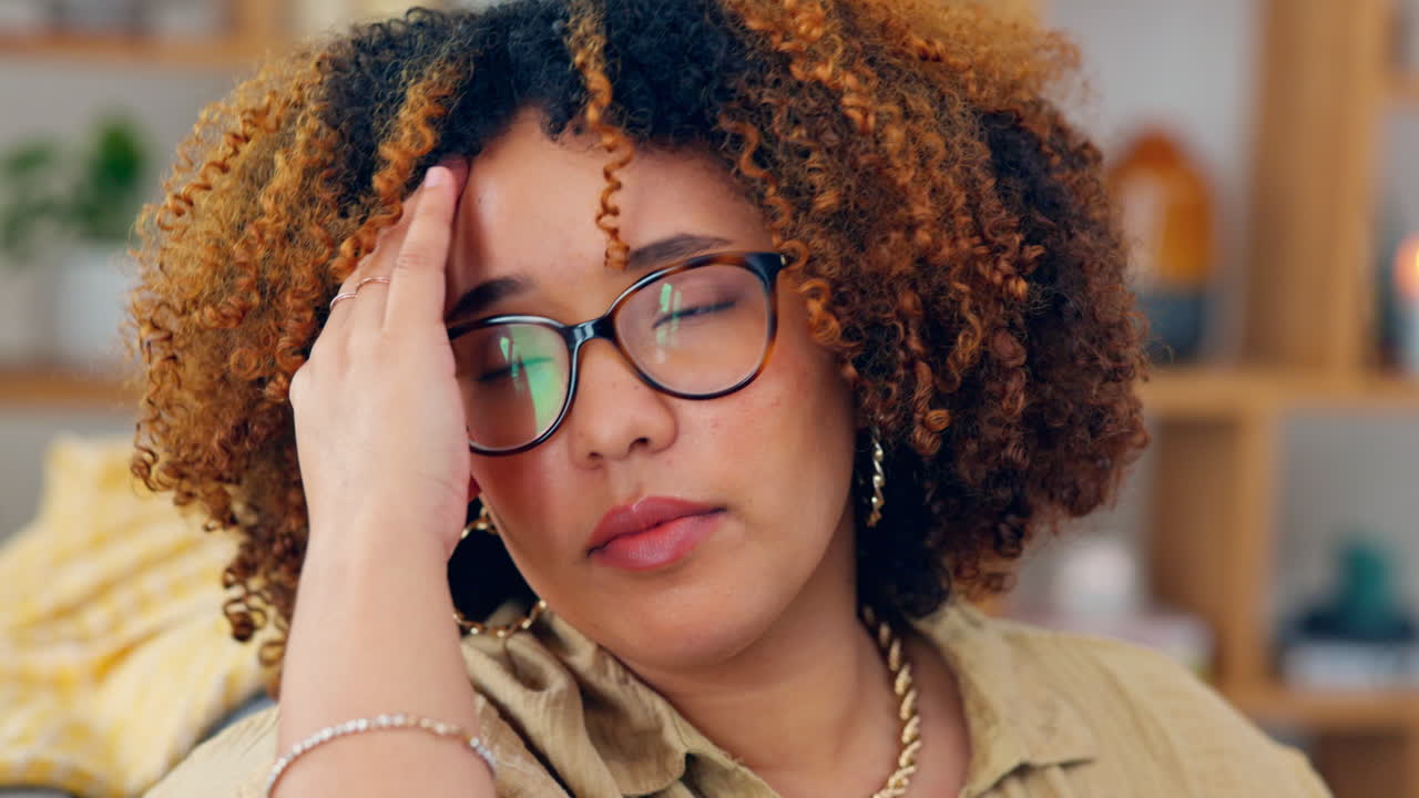 dolor de cabeza, depresión y mujer con un problema