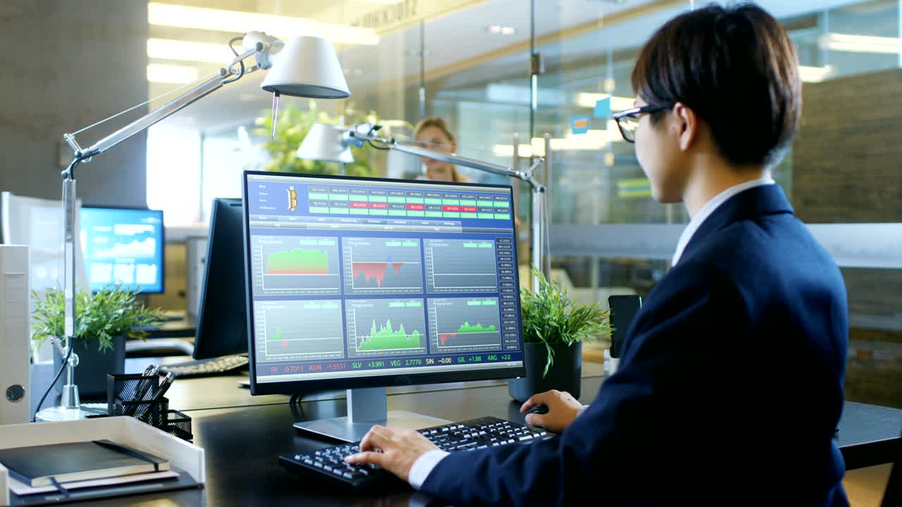 주식시장 회사 사무실 브로커는 금융 시장 데이터와 함께 일하고, 암호화폐 지점은 세련된 콘크리트와 유리 사무실을 공유합니다.