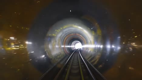 tren futurista entrando en un túnel, creando un efecto dinámico de velocidad de la luz que hace hincapié en el transporte rápido y el movimiento