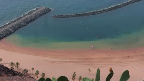 Brechen-Sie-Wasser-Oder-Ufermauer-Am-Strand-Von-Teresitas,-Teneriffa