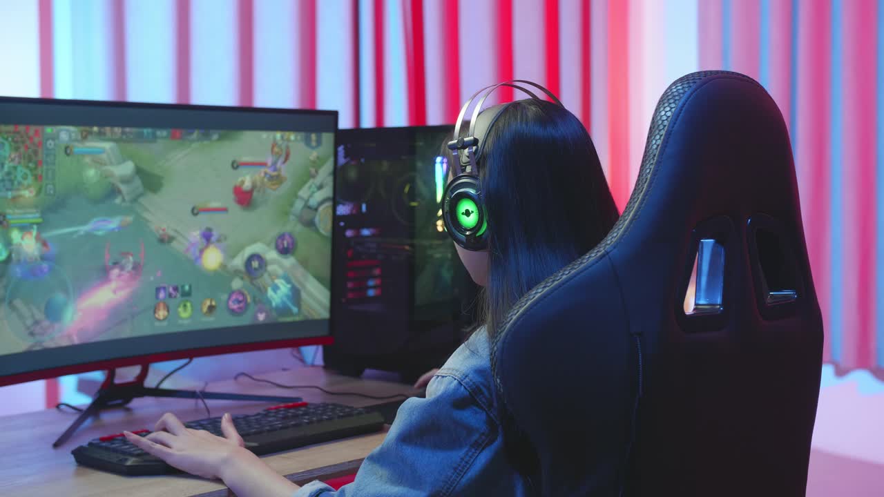 Giovane ragazza asiatica gamer che gioca a un videogioco online