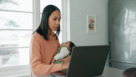 Trabajo-Remoto,-Computadora-Portátil-Y-Mujer-Con-Un-Bebé-En-Casa