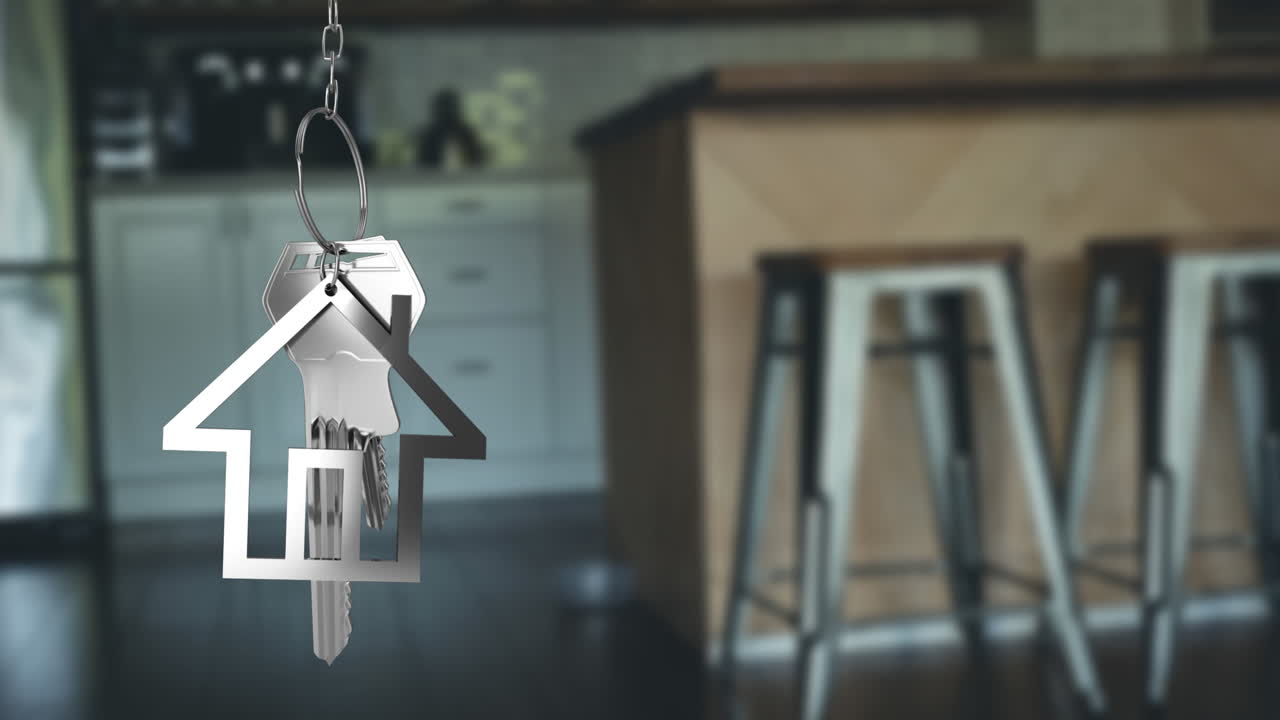 Chiavi di casa e portachiavi che pendono sopra una cucina sfocata 4K
