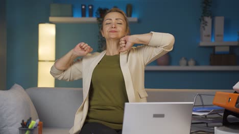 Home-office-worker-woman-yawns-and-relaxes-at-the-camera.