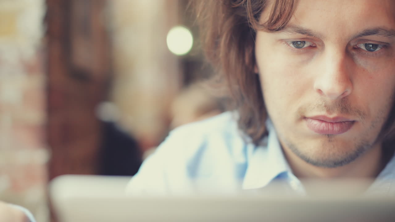 hombre usando una pantalla táctil de computadora en una cafetería